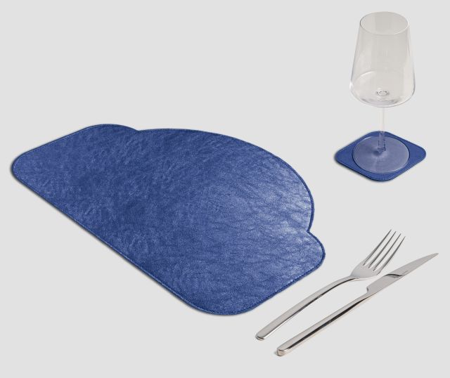 Mantel individual azul de metal con arco