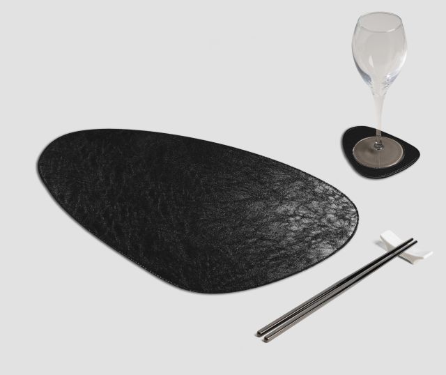 Mantel individual de metal negro