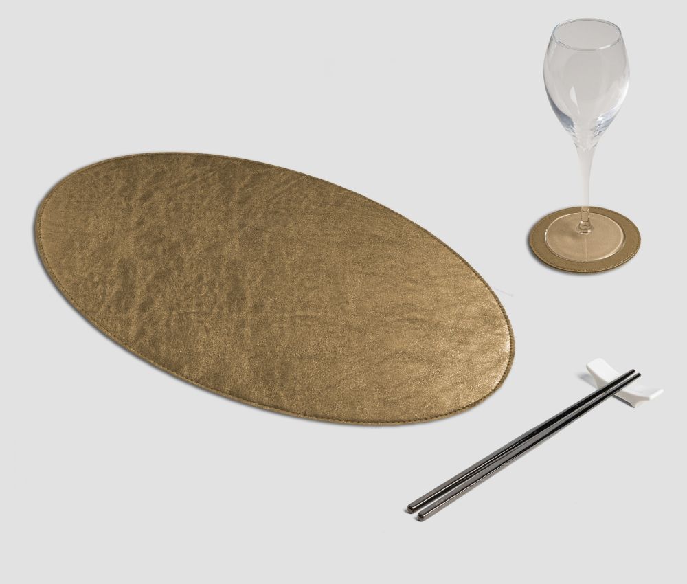 Mantel individual ovalado de metal dorado