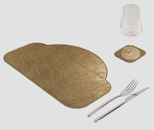 Mantel individual dorado de metal con arco