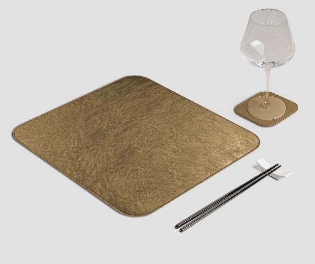 Mantel individual cuadrado de metal dorado