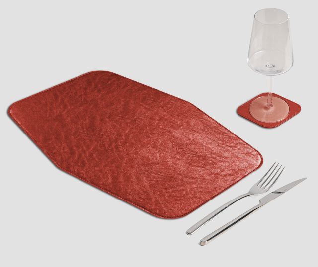 Mantel individual de metal rojo con forma de libro