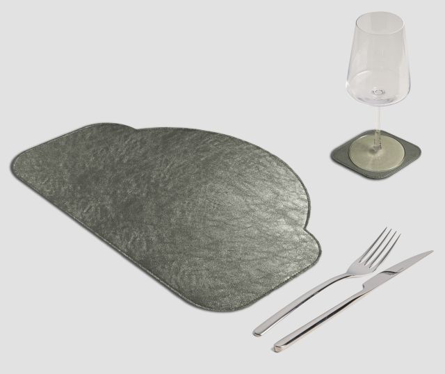 Mantel individual de peltre con arco de metal