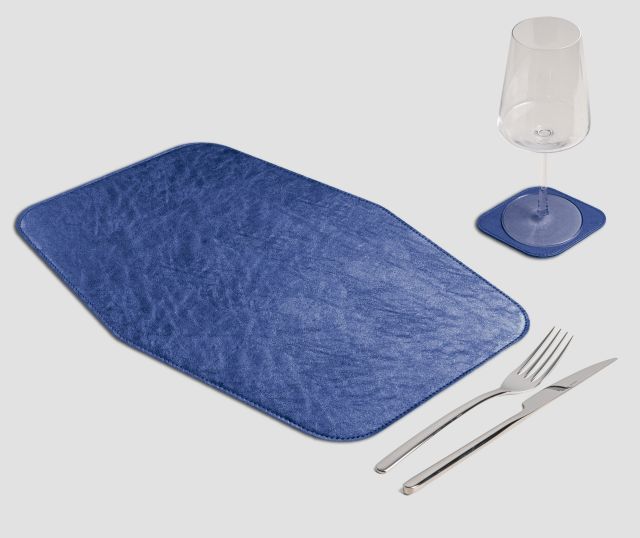 Mantel individual de metal azul con forma de libro