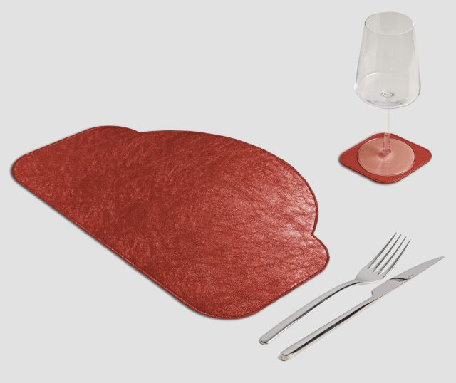 Mantel individual rojo de metal con arco