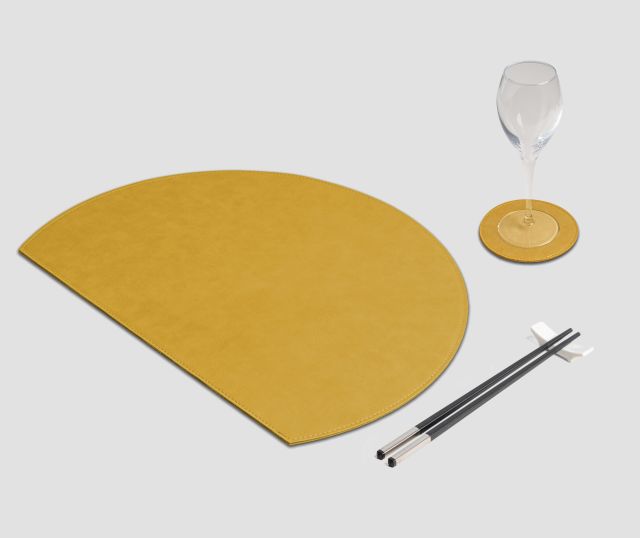 Mantel individual vintage semicircular amarillo