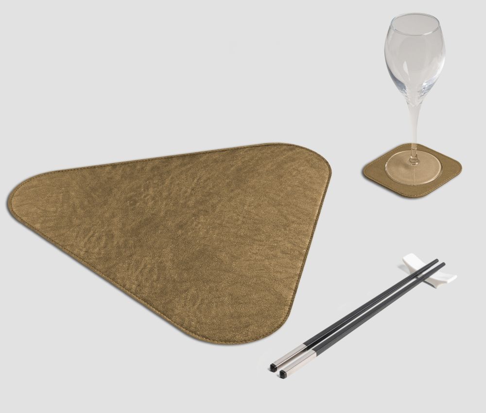 Mantel individual triangular de metal dorado