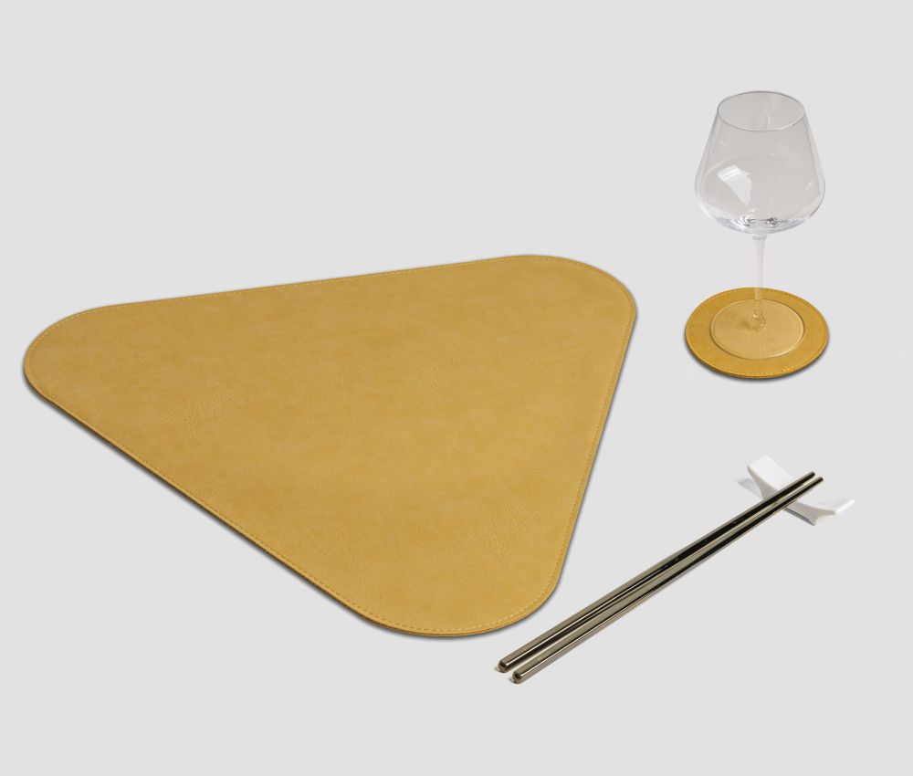 Mantel individual triangular vintage amarillo