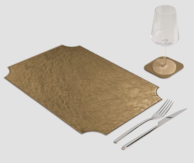 Mantel individual barroco rectangular de metal dorado