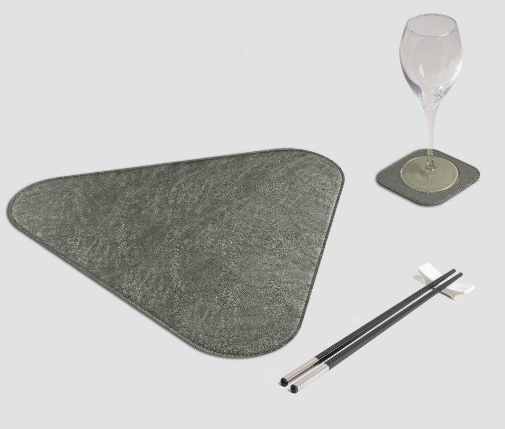 Mantel individual triangular de metal peltre