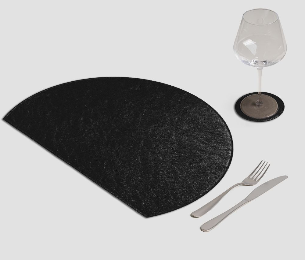 Mantel individual de metal semicircular negro
